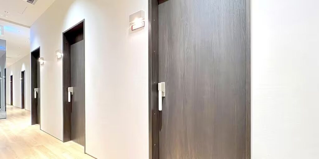 レジーナクリニックオム 池袋院の通路